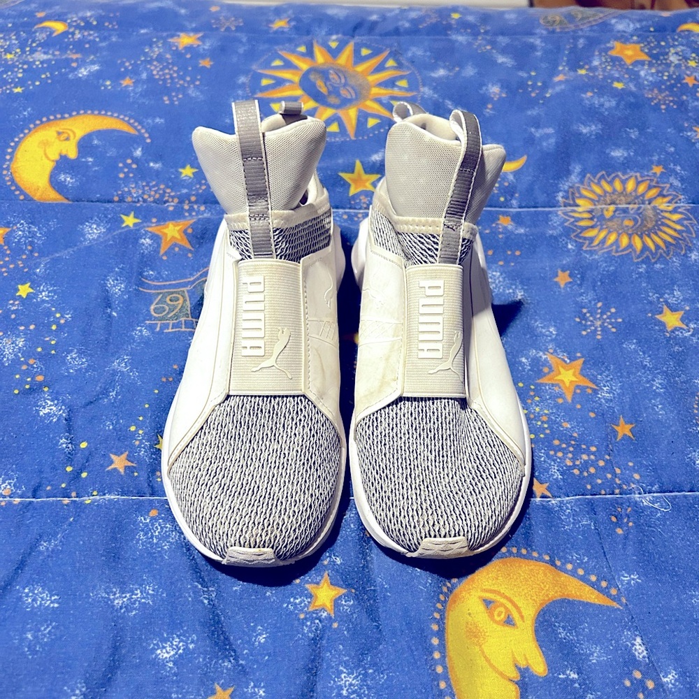 Women’s puma athletic work out shoes